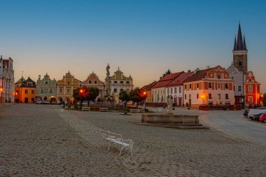 Çek Cumhuriyeti 'nin Telc kentindeki tarihi meydandaki renkli evlerin gün doğumu manzarası.