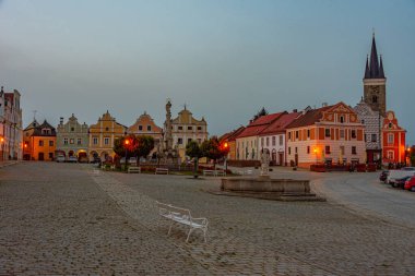 Çek Cumhuriyeti 'nin Telc kentindeki tarihi meydandaki renkli evlerin gün doğumu manzarası.