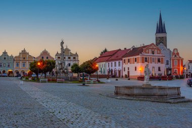 Çek Cumhuriyeti 'nin Telc kentindeki tarihi meydandaki renkli evlerin gün doğumu manzarası.