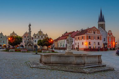 Çek Cumhuriyeti 'nin Telc kentindeki tarihi meydandaki renkli evlerin gün doğumu manzarası.