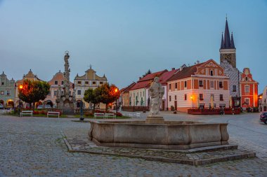 Çek Cumhuriyeti 'nin Telc kentindeki tarihi meydandaki renkli evlerin gün doğumu manzarası.