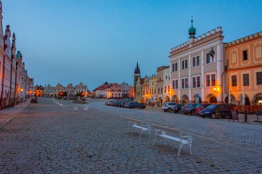 Çek Cumhuriyeti 'nin Telc kentindeki tarihi meydandaki renkli evlerin gün doğumu manzarası.