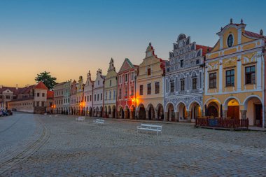 Çek Cumhuriyeti 'nin Telc kentindeki tarihi meydandaki renkli evlerin gün doğumu manzarası.