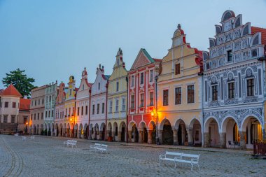 Çek Cumhuriyeti 'nin Telc kentindeki tarihi meydandaki renkli evlerin gün doğumu manzarası.