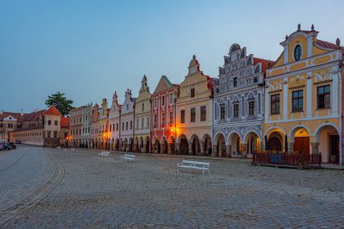 Çek Cumhuriyeti 'nin Telc kentindeki tarihi meydandaki renkli evlerin gün doğumu manzarası.