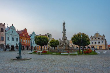 Çek Cumhuriyeti 'nin Telc kentindeki tarihi meydandaki renkli evlerin gün doğumu manzarası.