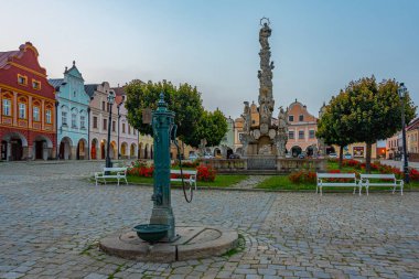 Çek Cumhuriyeti 'nin Telc kentindeki tarihi meydandaki renkli evlerin gün doğumu manzarası.