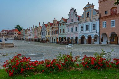 Çek Cumhuriyeti 'nin Telc kentindeki tarihi meydandaki renkli evlerin gün doğumu manzarası.