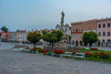 Çek Cumhuriyeti 'nin Telc kentindeki tarihi meydandaki renkli evlerin gün doğumu manzarası.