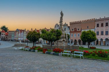 Çek Cumhuriyeti 'nin Telc kentindeki tarihi meydandaki renkli evlerin gün doğumu manzarası.