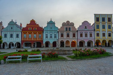 Çek Cumhuriyeti 'nin Telc kentindeki tarihi meydandaki renkli evlerin gün doğumu manzarası.