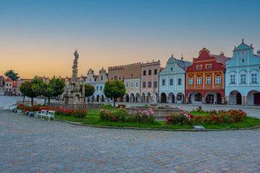 Çek Cumhuriyeti 'nin Telc kentindeki tarihi meydandaki renkli evlerin gün doğumu manzarası.