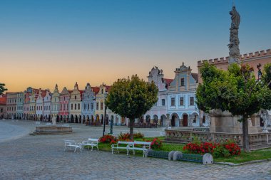 Çek Cumhuriyeti 'nin Telc kentindeki tarihi meydandaki renkli evlerin gün doğumu manzarası.
