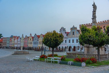 Çek Cumhuriyeti 'nin Telc kentindeki tarihi meydandaki renkli evlerin gün doğumu manzarası.