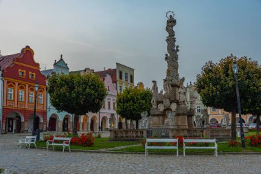 Çek Cumhuriyeti 'nin Telc kentindeki tarihi meydandaki renkli evlerin gün doğumu manzarası.