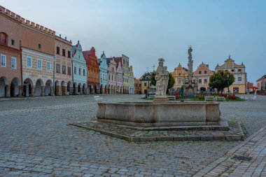 Çek Cumhuriyeti 'nin Telc kentindeki tarihi meydandaki renkli evlerin gün doğumu manzarası.