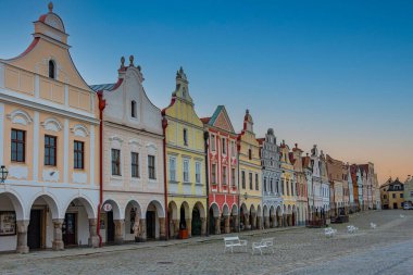 Çek Cumhuriyeti 'nin Telc kentindeki tarihi meydandaki renkli evlerin gün doğumu manzarası.
