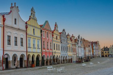 Çek Cumhuriyeti 'nin Telc kentindeki tarihi meydandaki renkli evlerin gün doğumu manzarası.
