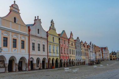 Çek Cumhuriyeti 'nin Telc kentindeki tarihi meydandaki renkli evlerin gün doğumu manzarası.