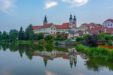 Çek Cumhuriyeti 'ndeki Telc kalesinin günbatımı yansıması.