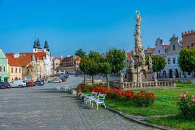 Çek Cumhuriyeti 'nin Telc kentindeki tarihi meydanda renkli evler.