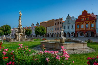 Çek Cumhuriyeti 'nin Telc kentindeki tarihi meydanda renkli evler.