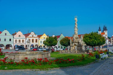 Çek Cumhuriyeti 'nin Telc kentindeki tarihi meydanda renkli evler.