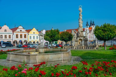 Çek Cumhuriyeti 'nin Telc kentindeki tarihi meydanda renkli evler.