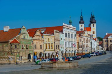 Çek Cumhuriyeti 'nin Telc kentindeki tarihi meydanda renkli evler.