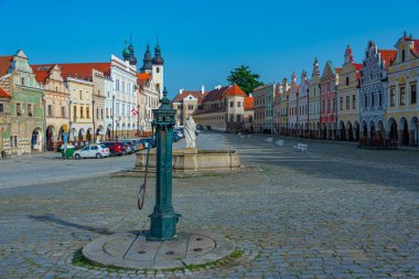 Çek Cumhuriyeti 'nin Telc kentindeki tarihi meydanda renkli evler.