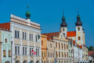 Çek Cumhuriyeti 'nin Telc kentindeki tarihi meydanda renkli evler.