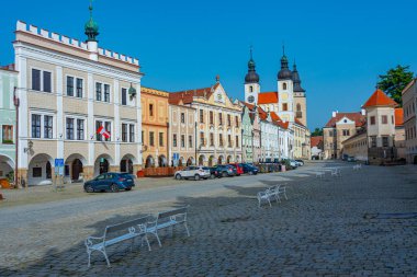 Çek Cumhuriyeti 'nin Telc kentindeki tarihi meydanda renkli evler.