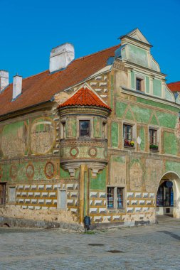Çek Cumhuriyeti 'nin Telc kentindeki tarihi meydanda renkli evler.