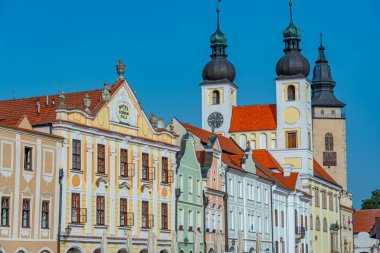 Çek Cumhuriyeti 'nin Telc kentindeki tarihi meydanda renkli evler.