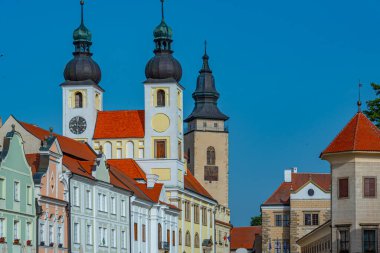 Çek Cumhuriyeti 'nin Telc kentindeki tarihi meydanda renkli evler.