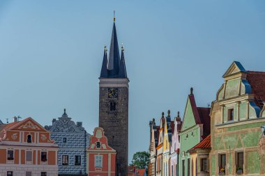 Çek Cumhuriyeti 'nin Telc kentindeki tarihi meydanda renkli evler.