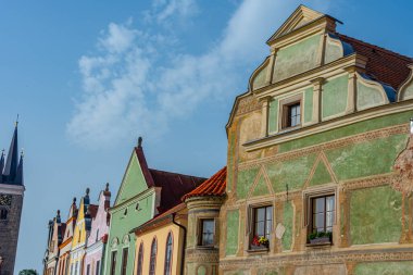 Çek Cumhuriyeti 'nin Telc kentindeki tarihi meydanda renkli evler.