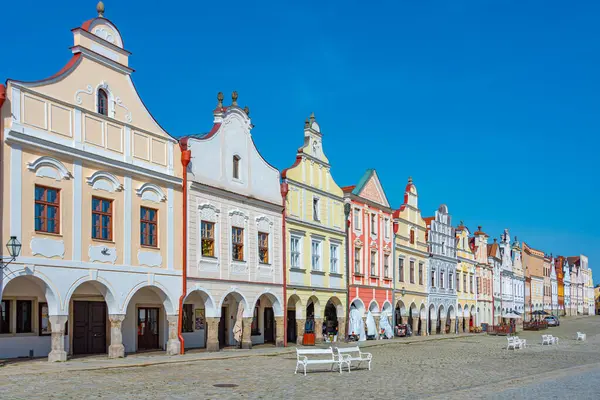 Çek Cumhuriyeti 'nin Telc kentindeki tarihi meydanda renkli evler.