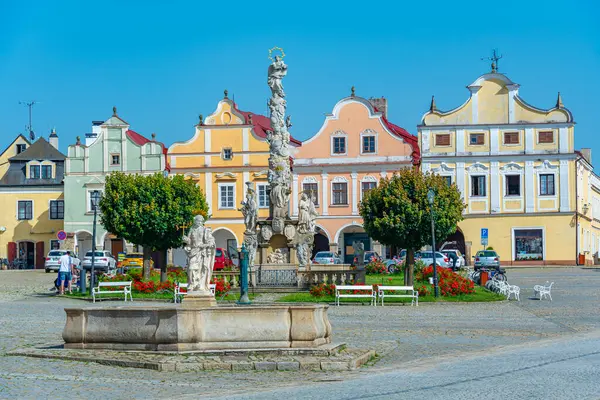 Çek Cumhuriyeti 'nin Telc kentindeki tarihi meydanda renkli evler.