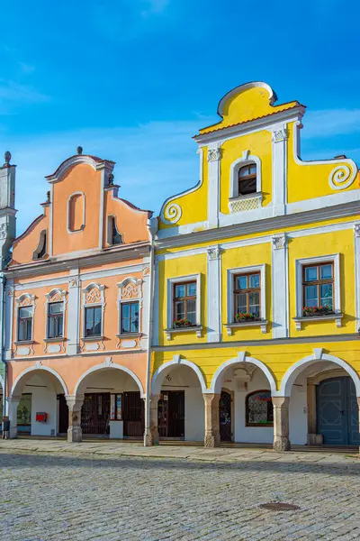 Çek Cumhuriyeti 'nin Telc kentindeki tarihi meydanda renkli evler.