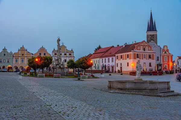 Çek Cumhuriyeti 'nin Telc kentindeki tarihi meydandaki renkli evlerin gün doğumu manzarası.