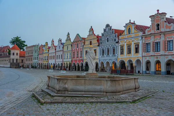 Çek Cumhuriyeti 'nin Telc kentindeki tarihi meydandaki renkli evlerin gün doğumu manzarası.