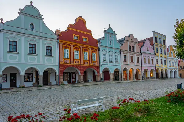 Çek Cumhuriyeti 'nin Telc kentindeki tarihi meydandaki renkli evlerin gün doğumu manzarası.