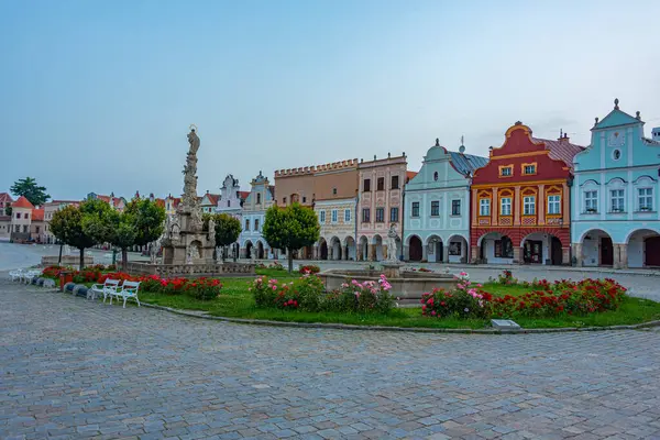 Çek Cumhuriyeti 'nin Telc kentindeki tarihi meydandaki renkli evlerin gün doğumu manzarası.
