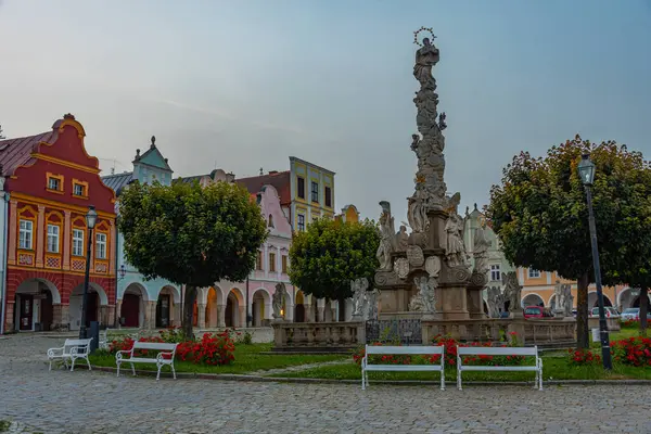 Çek Cumhuriyeti 'nin Telc kentindeki tarihi meydandaki renkli evlerin gün doğumu manzarası.