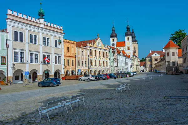 Çek Cumhuriyeti 'nin Telc kentindeki tarihi meydanda renkli evler.