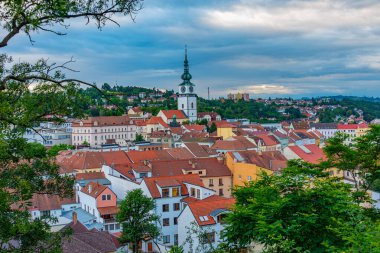 Çek Cumhuriyeti 'nin eski Trebic kentinin günbatımı manzarası.