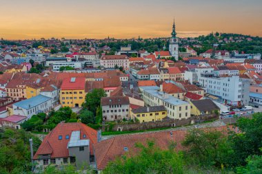 Çek Cumhuriyeti 'nin eski Trebic kentinin günbatımı manzarası.