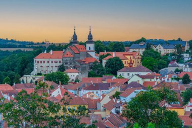 Saint Prokop Bazilikası 'nın günbatımı manzarası ve Çek Cumhuriyeti' nin Trebic kentindeki Yahudi mahallesi.