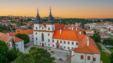 Çek Cumhuriyeti 'nin Trebic kentindeki Saint Prokop Bazilikası' nın gün batımı manzarası.